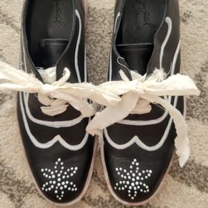 Esquivel. Trish Oxford